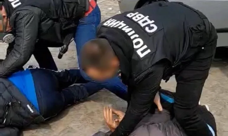 Белезници за банда, търгувала с кръв - Tribune.bg