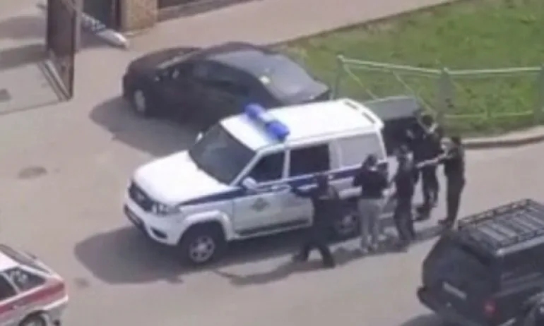 Учител и шест деца са убити при стрелба в училище в Казан - Tribune.bg