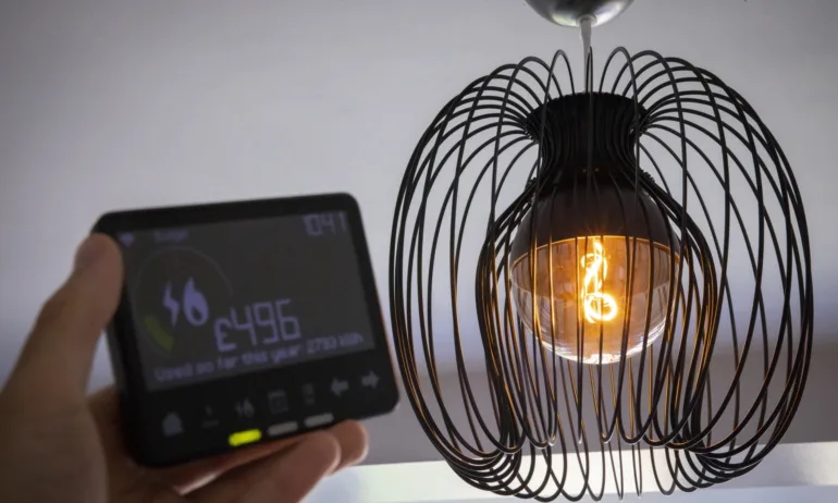Армагедон за най-бедните: Сметките за ток и газ скачат с 80% във Великобритания - Tribune.bg