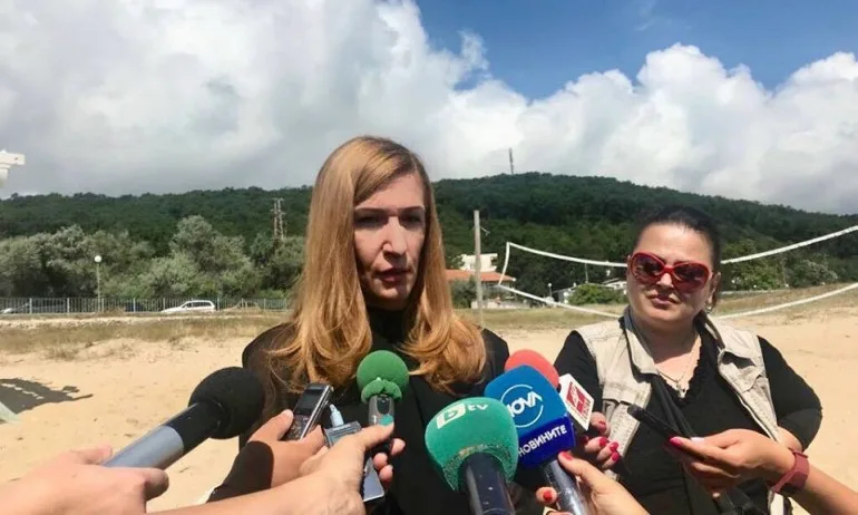 Ангелкова: 10 плажа могат да останат без концесионер - Tribune.bg