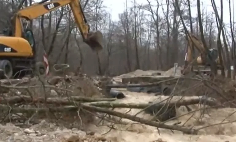 Придошла река откъсна град Мелник от света - Tribune.bg