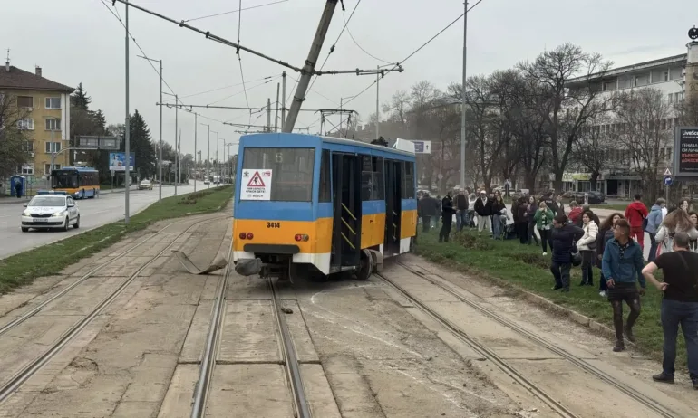 Трамвай излезе от релсите на дълго отлагания за ремонт участък срещу Кино Освобождение - Tribune.bg