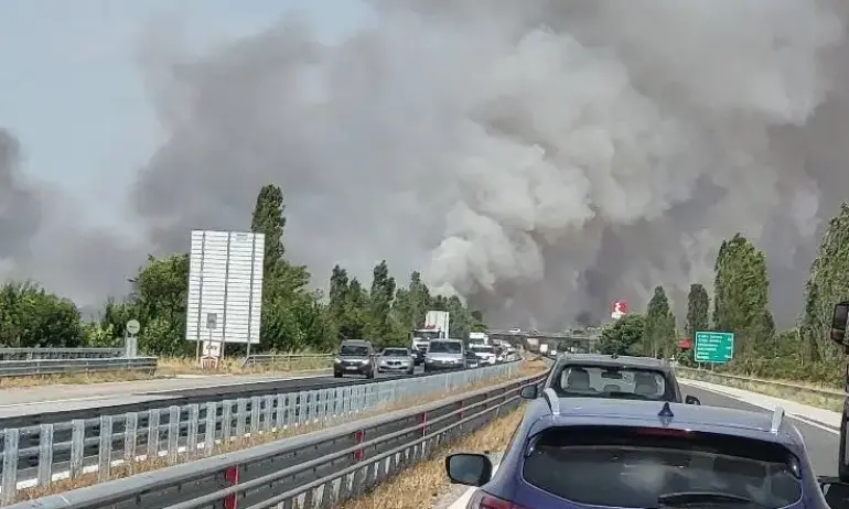 Голям пожар бушува на магистрала Тракия“, близо до разклона за