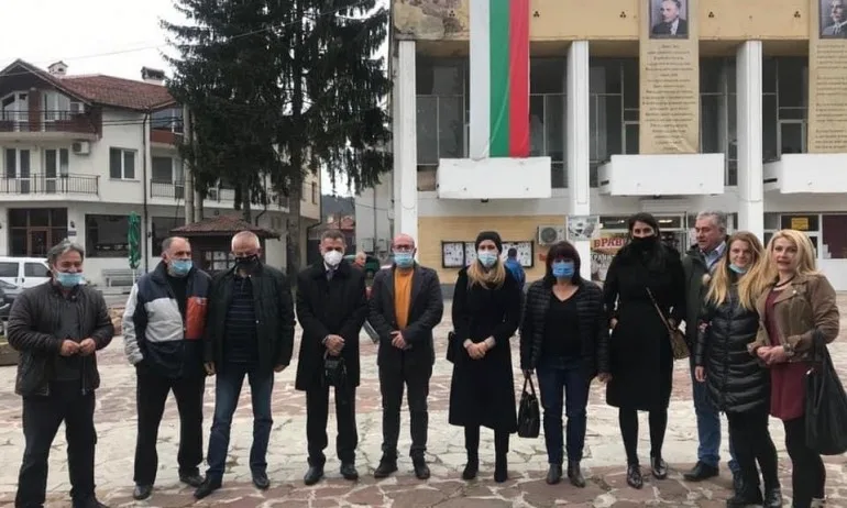 Ангелкова и Крушарски посетиха училището на футболния шеф в Самоков - Tribune.bg