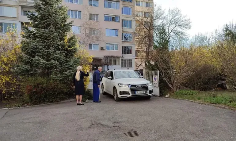 Наглост: Кола паркира в двора на детска градина в столичния кв. Младост - Tribune.bg