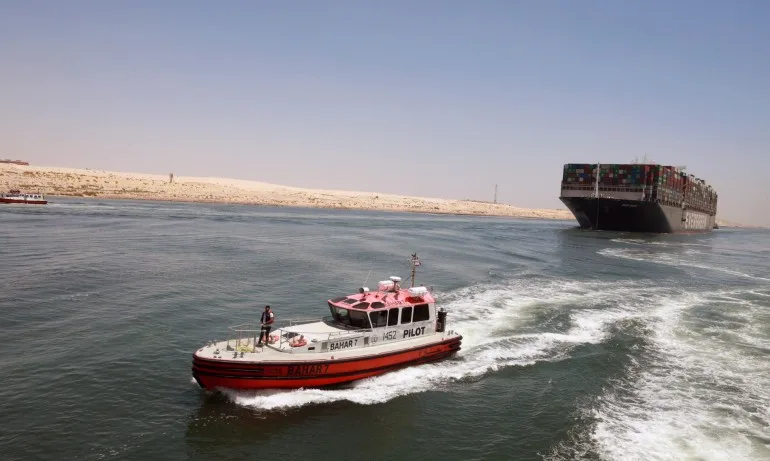 Евър Гивън-контейнеровозът, който блокира Суецкия канал едва днес вдигна котва - Tribune.bg