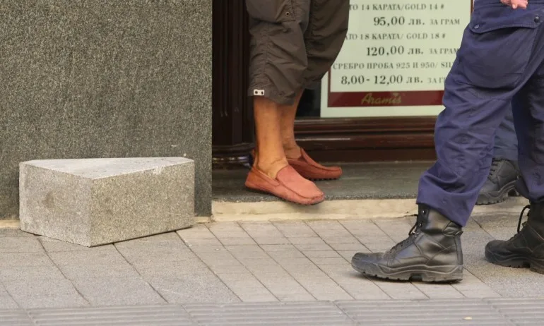 Вандализъм: Мъж с щанга тип кози крак изкърти ограничители по Графа - Tribune.bg