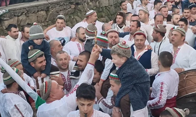 Традиционното мъжко хоро във водите на река Тунджа в Калофер - Tribune.bg