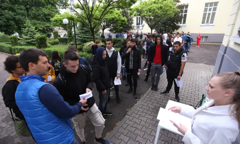 Красимир Вълчев с тревожна тенденция за втората матура: Едва 5,6% са избрали математика, а 0,2% физика - Tribune.bg