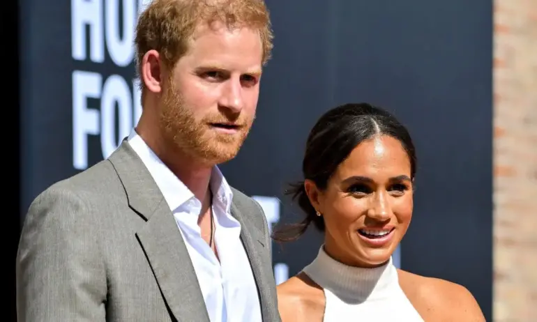 Хари и Меган осиновиха кокошка (СНИМКА) - Tribune.bg