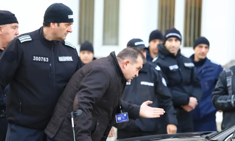 Боец излязоха пред НС срещу хартиената бюлетина, полицаите – повече от протестиращите - Tribune.bg