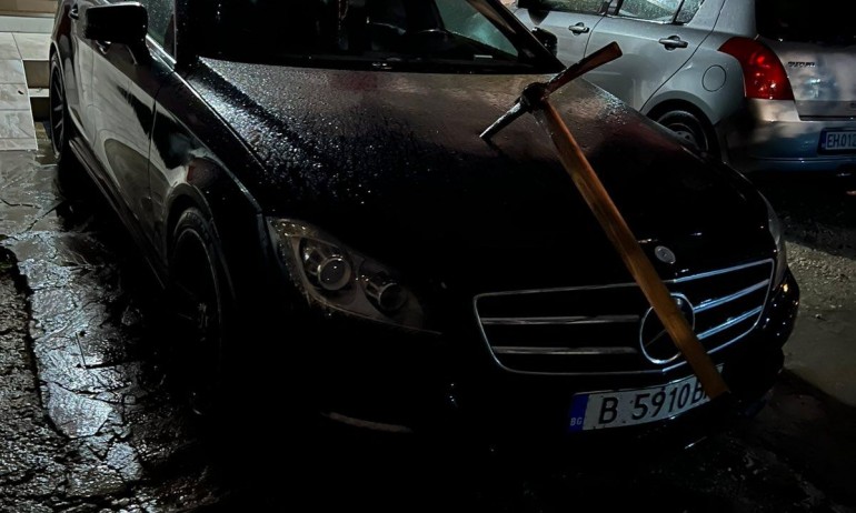 Забиха кирка в колата на общински съветник от Възраждане - Tribune.bg