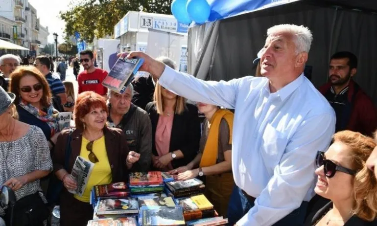 Кандидатът на ГЕРБ за кмет на Пловдив Здравко Димитров подари над 400 книги в рамките на инициативата От приятели за приятели - Tribune.bg
