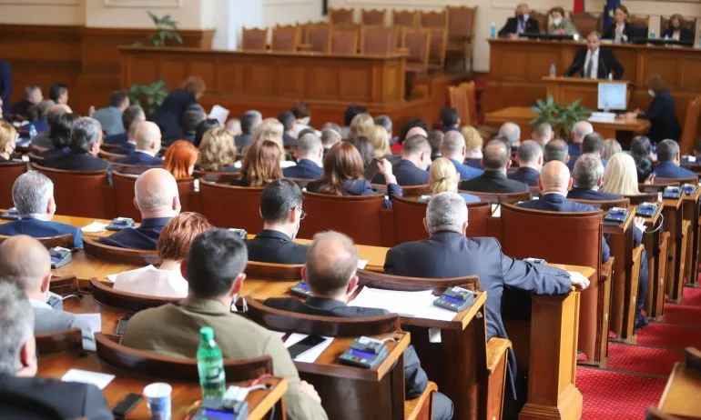 Официално: Радев ще си назначи нов ЦИК, парламентът прие поправките на ИТН - Tribune.bg
