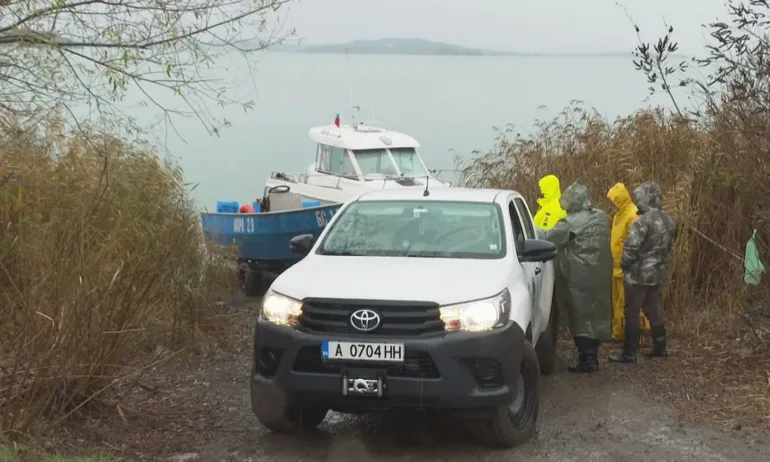 Откриха тяло в езерото Мандра, където изчезнаха двама рибари - Tribune.bg