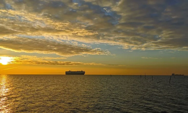 Кораб е под карантина във Варна, жена с температура на борда - Tribune.bg