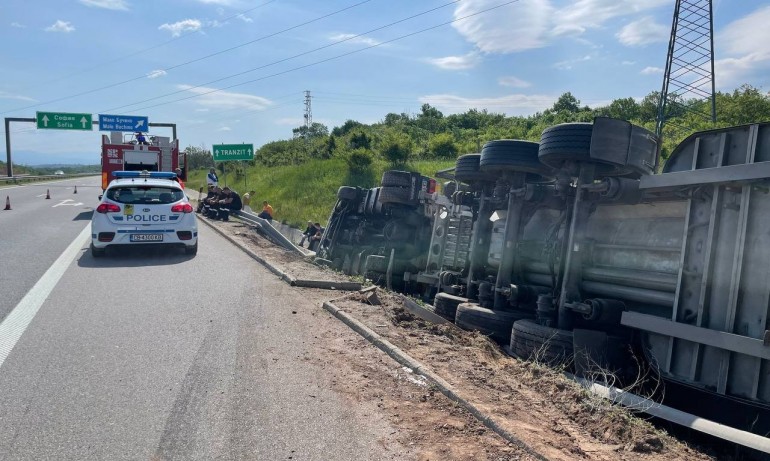 Тежка катастрофа с камион, превозващ течен азот на АМ Струма - Tribune.bg