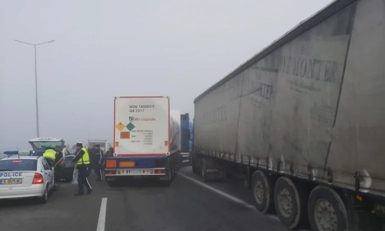 Верижна катастрофа с 10 коли край Сандански, има ранени - Tribune.bg