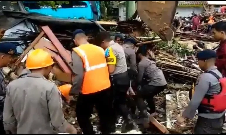 Цунами удари Индонезия, над 160 души са загинали (ВИДЕО) - Tribune.bg