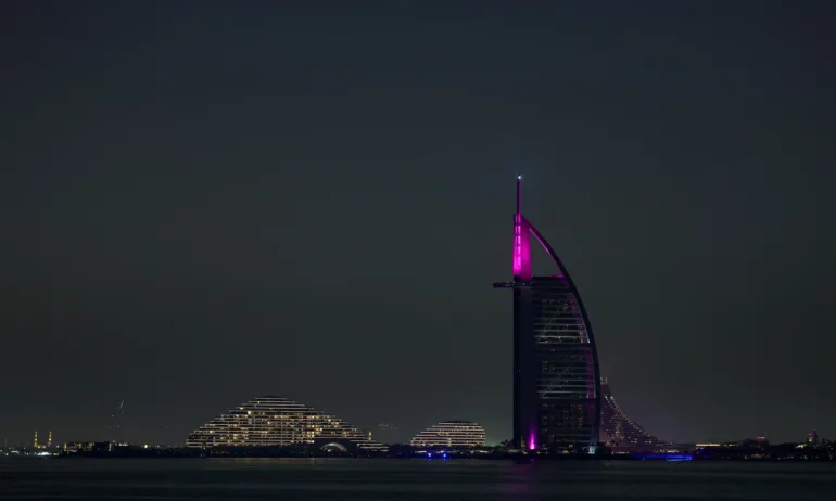 Трима загинали и десетки ранени при ирански удари в ОАЕ - Tribune.bg