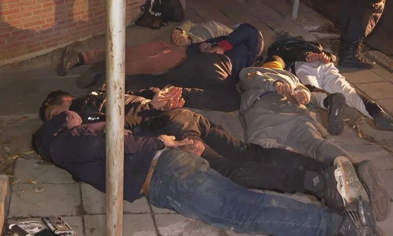 С ескорт: Пипнаха нова група мигранти край Карловско - Tribune.bg