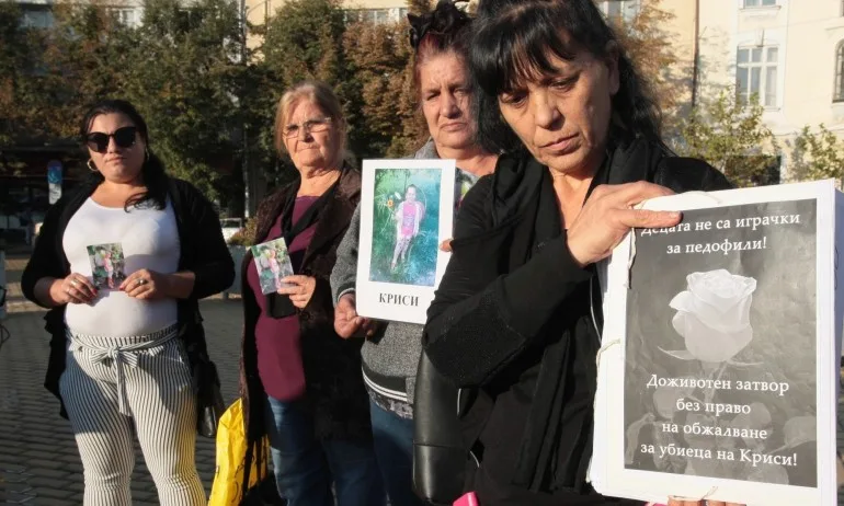 Протест срещу съкратеното съдебно производство пред парламента - Tribune.bg