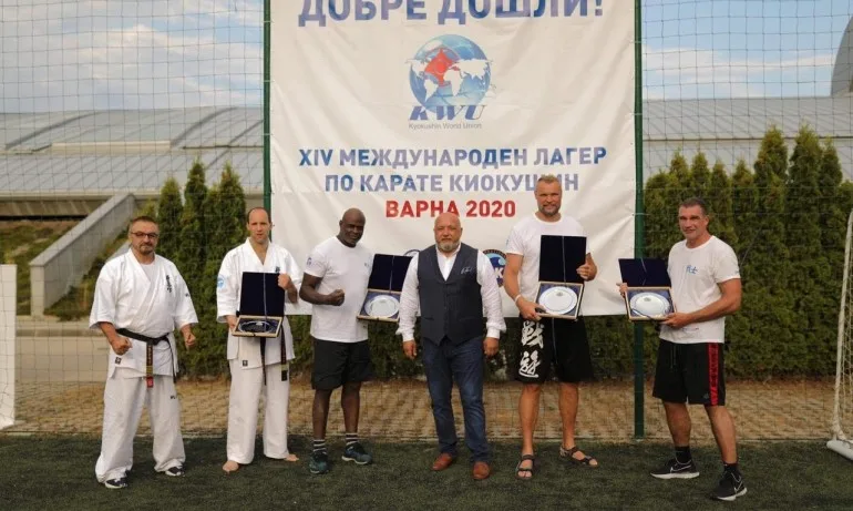 Министър Кралев посети 14-ия Международен тренировъчен лагер по киокушин - Tribune.bg