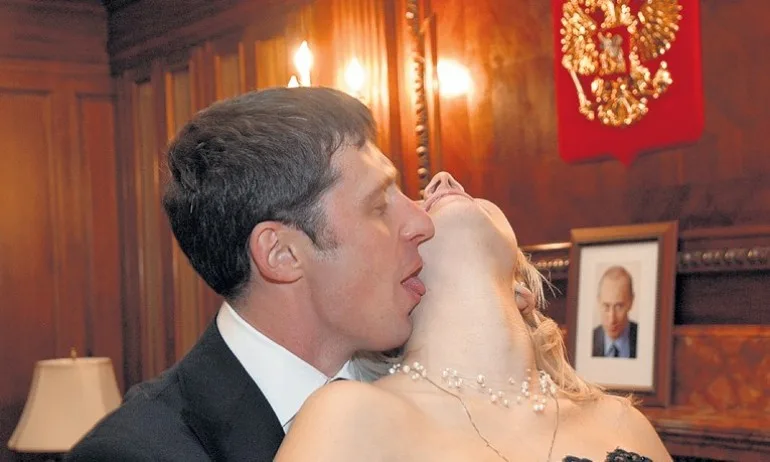 Неприлични снимки, които известни хора споделиха сами - Tribune.bg