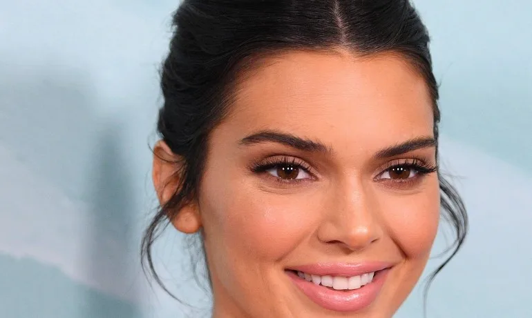 Кендъл Дженър потвърди връзката си с баскетболиста Девин Букър - Tribune.bg