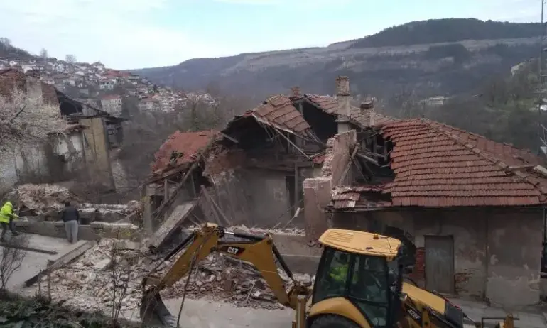 Манастирски хан на 171 години се срути - Tribune.bg