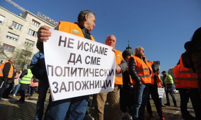 Строителите на протест пред НС: Некачествените ремонти са фалшива новина (СНИМКИ) - Tribune.bg