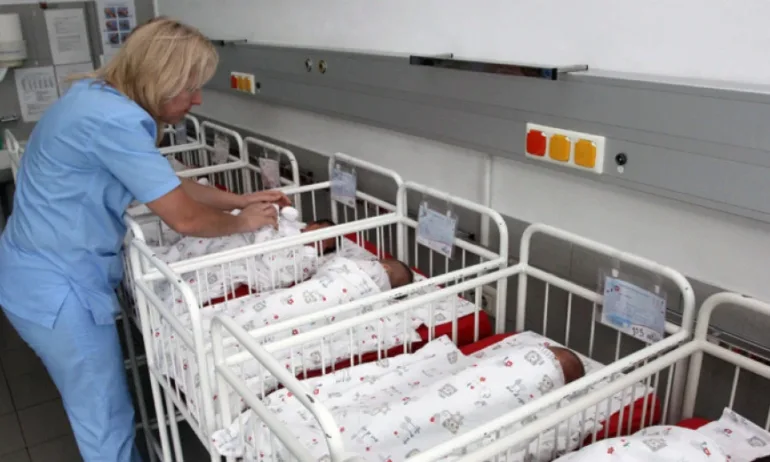 Наказват за размяната акушерката, изписала бебетата в Шейново - Tribune.bg