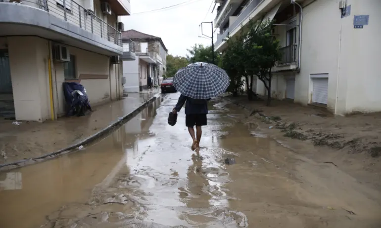Две жертви на наводненията в Гърция, хиляди блокирани туристи край Волос (ОБНОВЕНА) - Tribune.bg