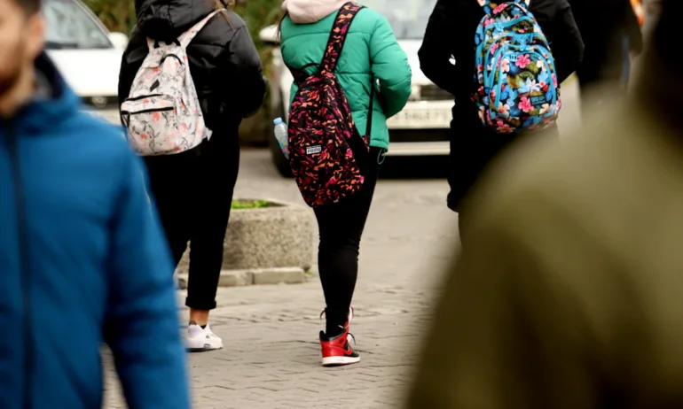 156 хил. деца ще получат по 300 лв. при записване в I-IV и VIII клас без значение от доходите - Tribune.bg