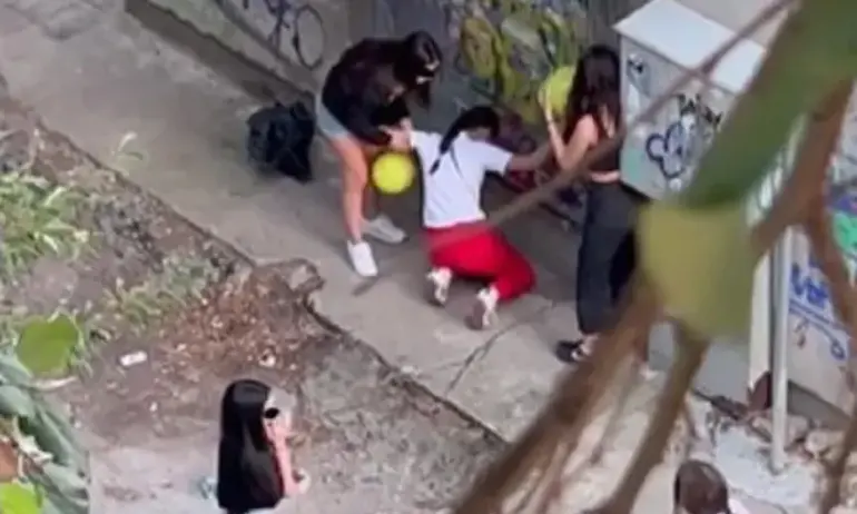 Намериха момичетата, снимани с балони с райски газ зад трафопост в Плевен - Tribune.bg