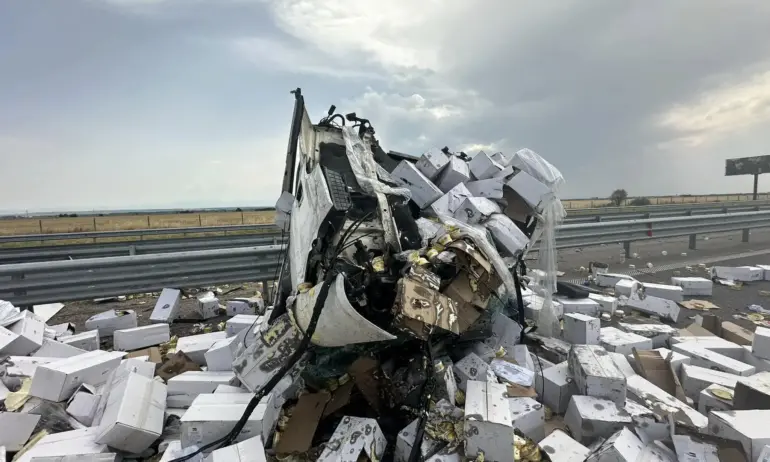 Оцелял по чудо: Кабината на единия тир на АМ Тракия се е откъснала, шофьорът – с леки охлузвания (СНИМКИ) - Tribune.bg