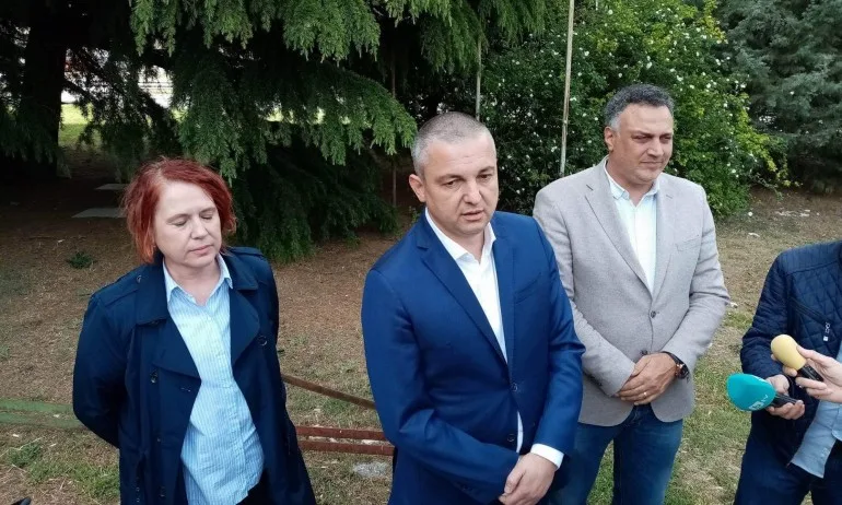 Портних: Покрай аварията в езерото цъфна и политически планктон - Tribune.bg