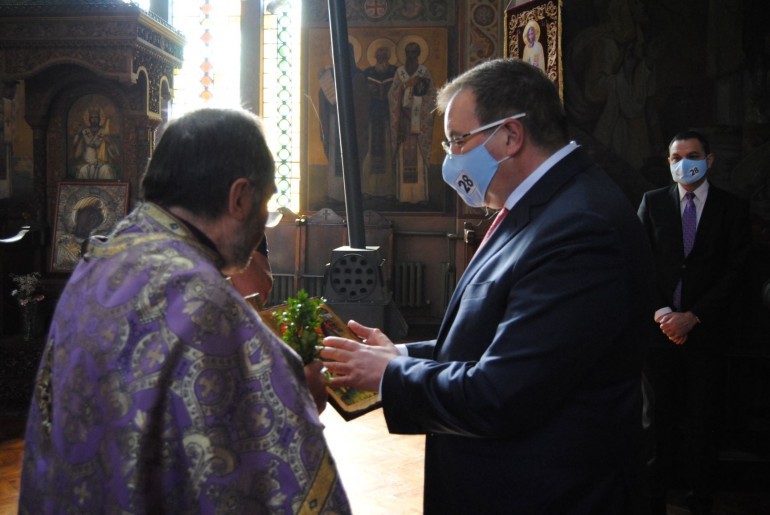Проф. д-р Костадин Ангелов дари икона на катедралния храм „Рождество Богородично“ във Велико Търново.