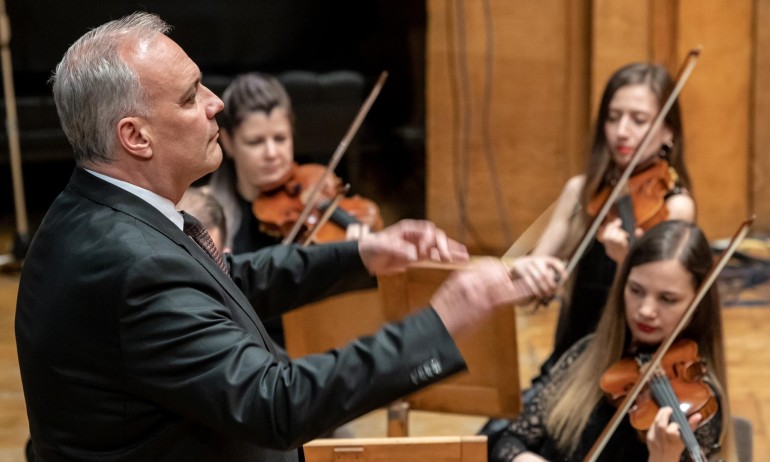 Маестро Васил Димитров вдигна диригентската палка за 20-тия юбилей на Класик ФМ оркестър - Tribune.bg