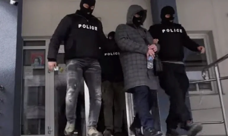 Задържаните столични полицаи отмъкнали печеливш тото фиш от баба (ВИДЕО) - Tribune.bg