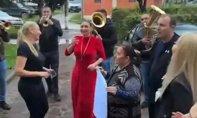 Софи Маринова върти кръшни танци на годежа на сина си Лоренцо (ВИДЕО) - Tribune.bg