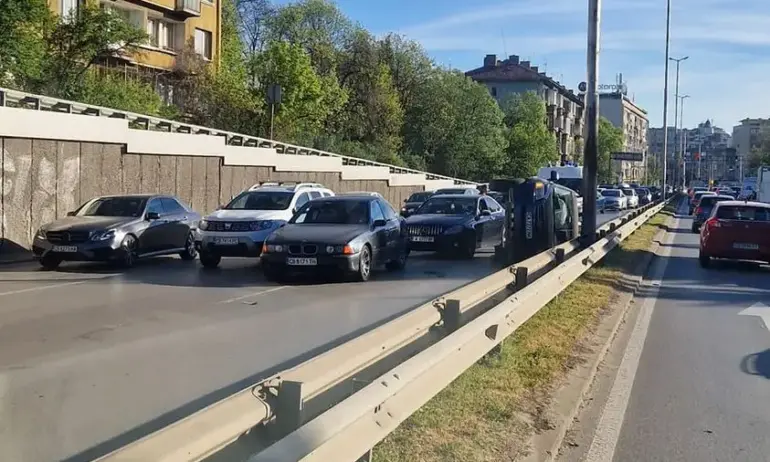 Кола се обърна в София. Има сериозно задръстване - Tribune.bg