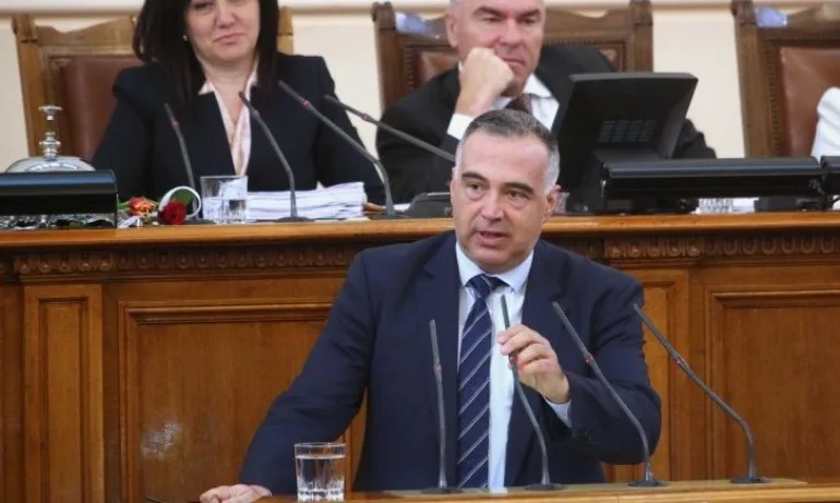 SMS освети Кутев като идеолог на протестите на майките - Tribune.bg