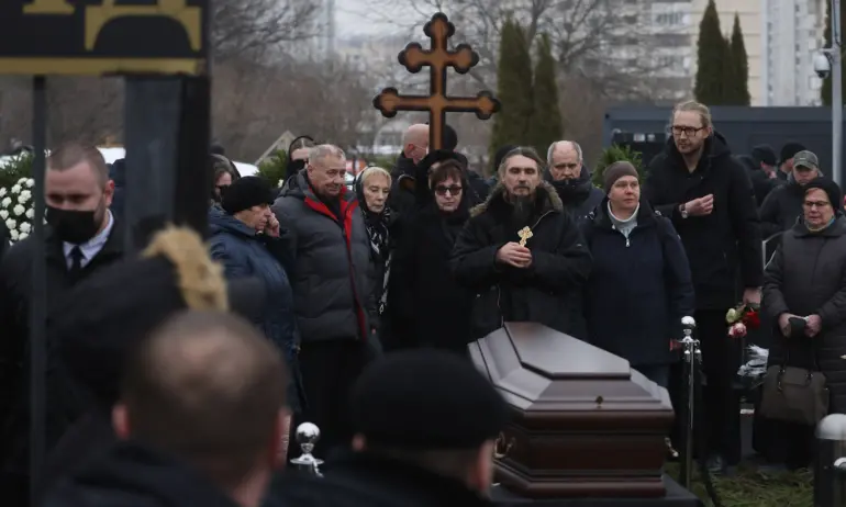 Погребаха Навални в Москва. Хиляди си взеха последно сбогом с него. Съобщава се за арести (СНИМКИ/ ВИДЕА) - Tribune.bg