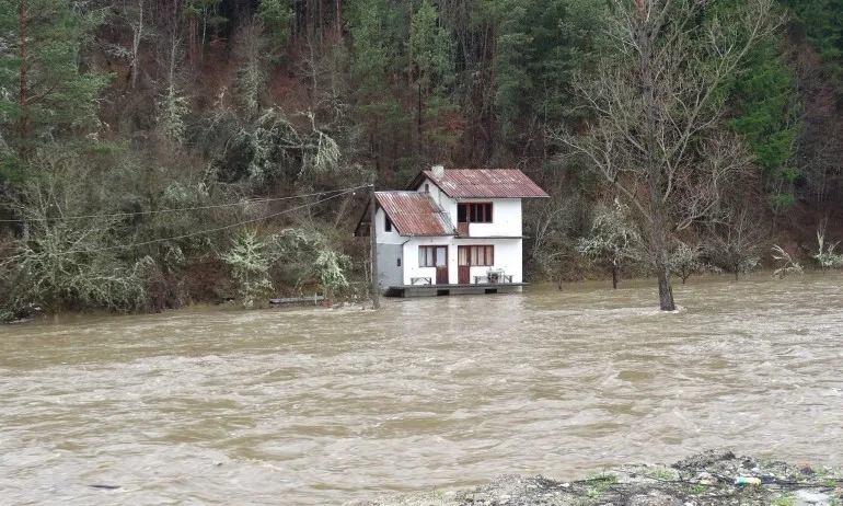 Пострадалите от наводненията могат да получат по 375 лева еднократно - Tribune.bg