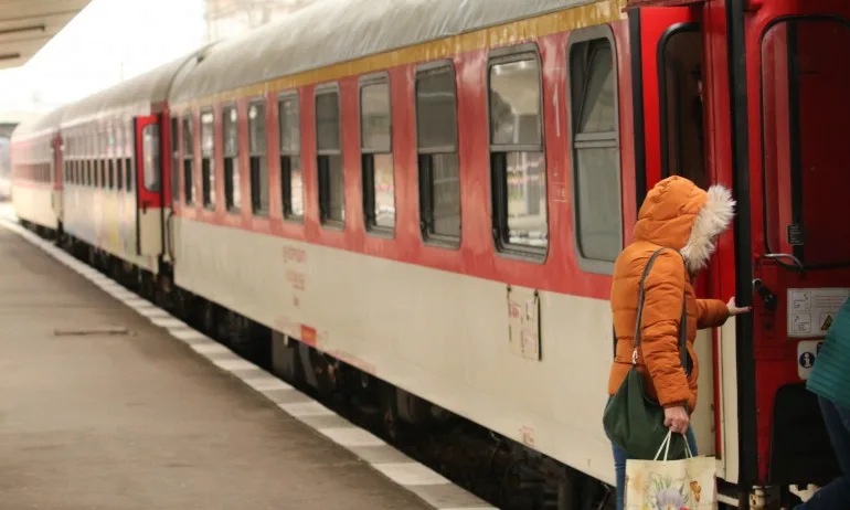 След хвърлянето на камъни по влак, което рани момчета: Извършителите не са установени - Tribune.bg