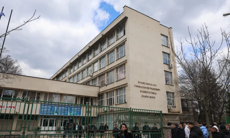 15-годишният ученик, който падна от петия етаж на гимназия Хенри Форд, е със счупени крака и лицева травма - Tribune.bg