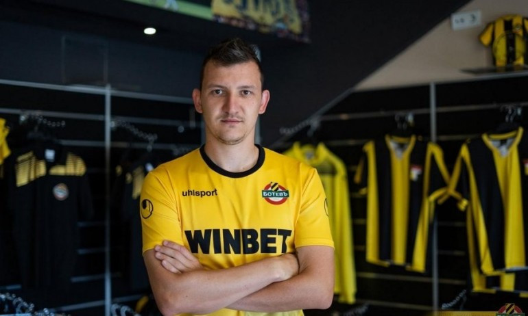 След катастрофата с националния отбор: Тодор Неделев е бил опериран тази нощ - Tribune.bg