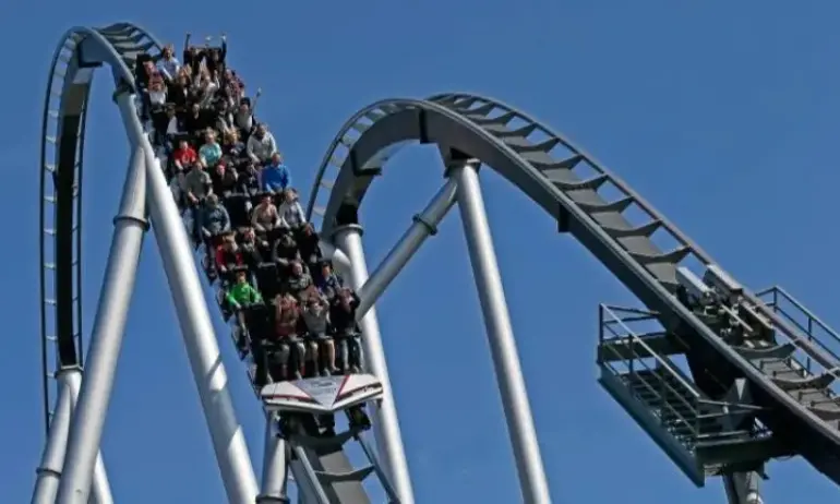 Пожар наложи евакуацията на 25 000 посетители на увеселителен парк в Германия - Tribune.bg