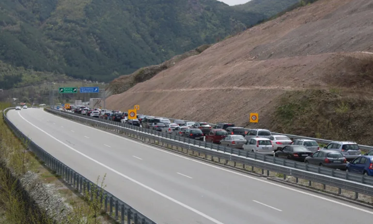 Засилен трафик и опашки по границите с Гърция, Турция, Румъния и Сърбия - Tribune.bg